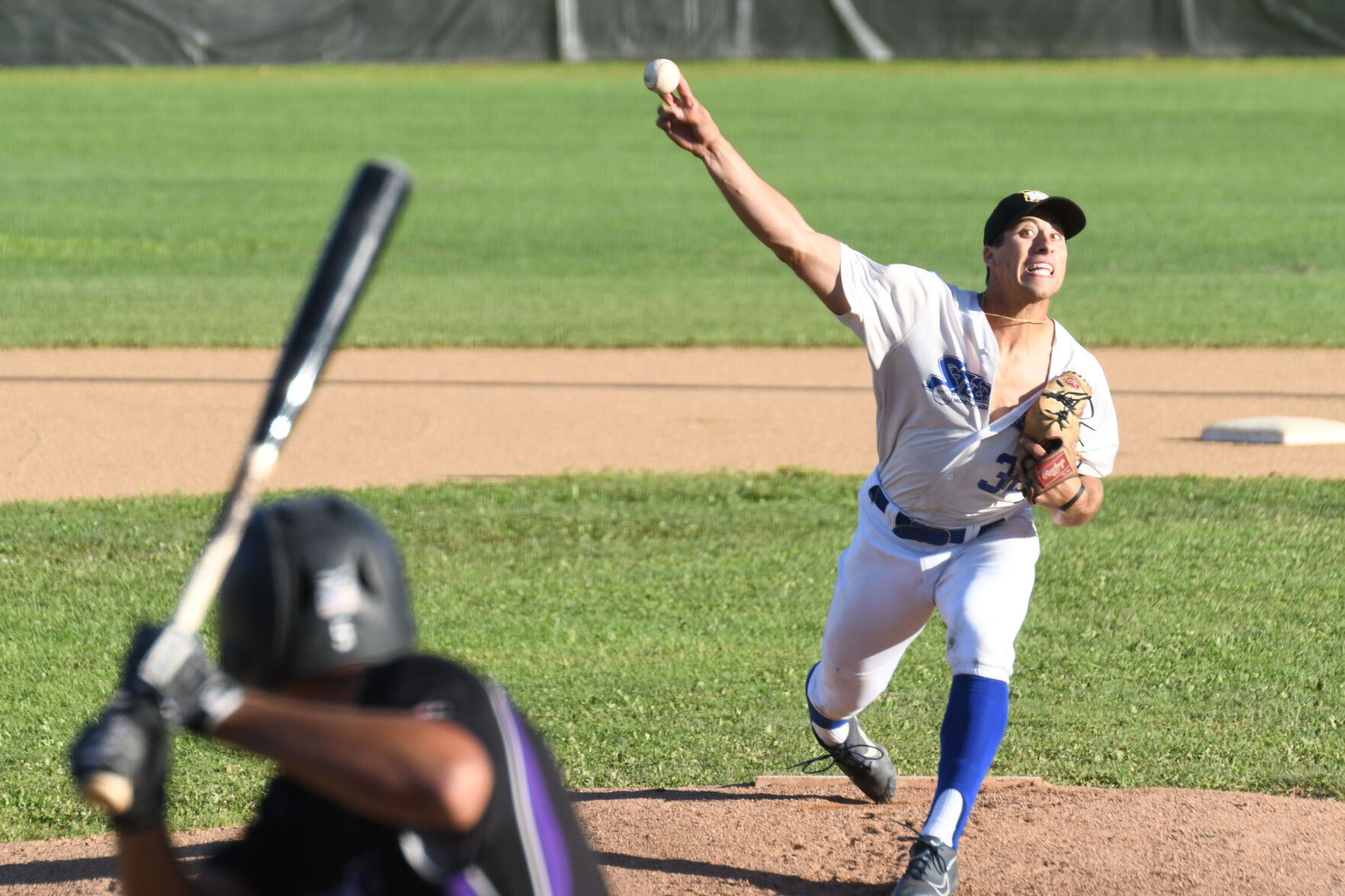 Samuel Bennett pitches